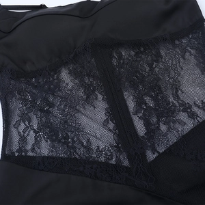 Détail du patchwork en dentelle noire et maille florale sur une robe de soirée chic
