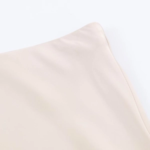 Gros plan détaillé du tissu en satin beige clair avec des coutures invisibles de qualité