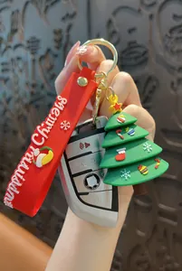 Porte-clés sapin de Noël festif avec une dragonne rouge et l'inscription Joyeux Noël