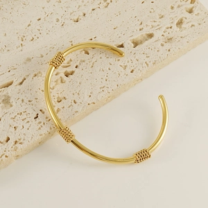 18K gold plated stainless steel open bangle with three-point twisted chain detailing
