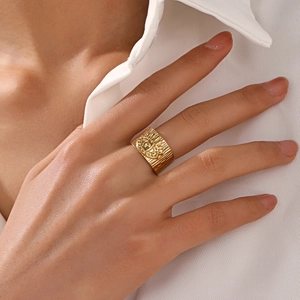 Bague ajustable en acier inoxydable doré avec motif œil et texture vintage rainurée