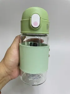 Detailansicht der Glas-Wasserflasche mit Skala und grüner Lederhülle für Damen