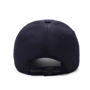 Vista posteriore di un berretto da baseball blu navy con cinturino e fibbia regolabili