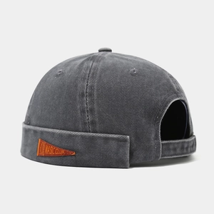 Détail du bonnet docker en coton délavé gris foncé avec écusson orange Masic Club