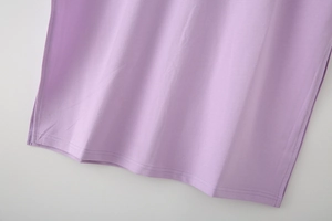 Detail des lila Strickkleidsaums mit hochwertiger Doppelnadel-Nähtechnik verarbeitet
