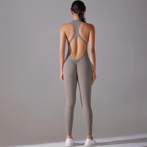 Vue détaillée du dos nu d'une combinaison de yoga avec effet froncé en gris foncé