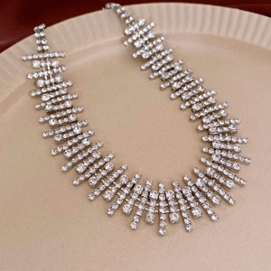 Gros plan du collier ras de cou en strass brillant avec franges multicouches