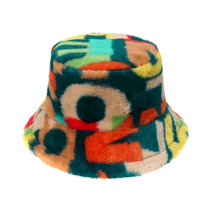 Détail d'un chapeau bob en fausse fourrure colorée avec motifs géométriques abstraits