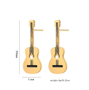 Orecchini a perno a forma di chitarra dorata con cristallo e dettagli neri su sfondo bianco