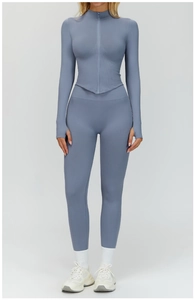 Détail d'ensemble de sport côtelé bleu avec haut zippé et leggings taille haute
