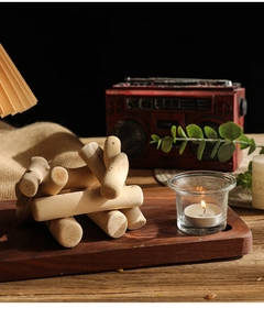 Dettaglio di pezzi di legno naturale per decorazioni in un'atmosfera calda di casa