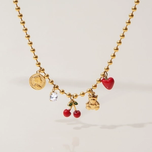 Dettaglio collana in acciaio inossidabile oro 18K con ciondoli a ciliegia, cuore e moneta