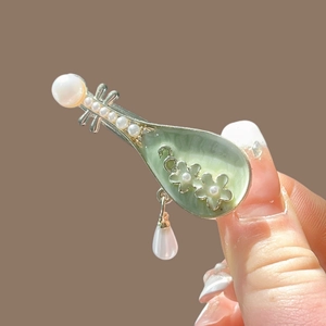 Barrette luth de style ancien avec émail vert clair et décoration de perle pendante