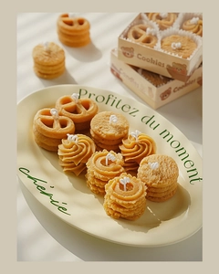 Detalle de velas aromáticas con forma de galleta en plato de cerámica y caja de regalo