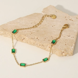 Bracelet élégant en acier titane doré orné de cinq zircons verts rectangulaires