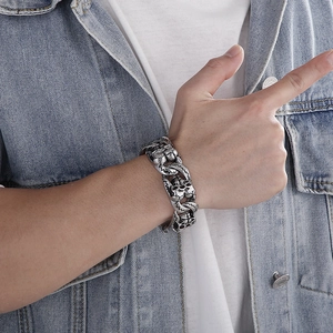 Gros plan d'un bracelet punk en acier vintage avec relief de crâne détaillé sur maillons