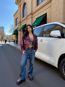 Veste courte en similicuir bordeaux avec grand revers et boucle métallique à la taille