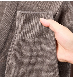 Nahaufnahme des braunen V-Ausschnitt-Cardigans mit Rippstrick-Textur und Dehnung