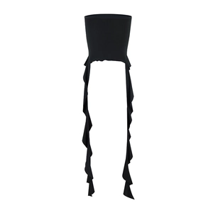 Détail d'un haut bustier noir sans bretelles avec de longs rubans à volants