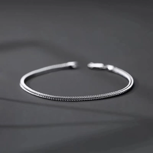 Bracelet en acier inoxydable argenté avec texture tissée et fermoirs lisses pour hommes