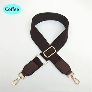 Detailaufnahme von kaffeebraunem Canvas-Taschengurt mit goldfarbenen Karabinern und PU-Leder