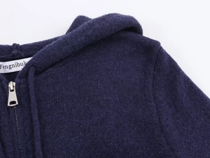 Détail de la capuche et du zip métallique sur une veste épaisse en polaire violet foncé