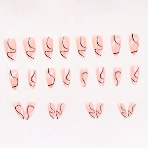 Faux ongles amande avec base nude et motifs de lignes ondulées noires minimalistes