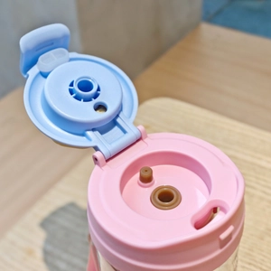 Detailed view of the open pink and blue lid with a silicone seal on the plastic water bottle