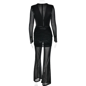 Vista dettagliata posteriore di tuta nera in mesh con eleganti arricciature sui fianchi