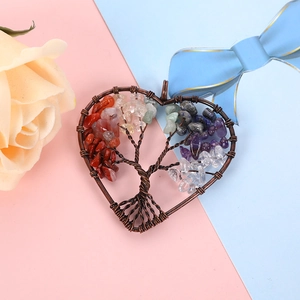 Dettaglio del ciondolo a cuore albero della vita con filo metallico e pietre colorate