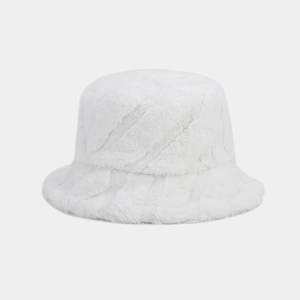 Dettaglio del cappello a secchiello in finta pelliccia bianca con trame diagonali