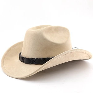 Détail du chapeau de cowboy en daim beige avec une bande en cuir tressé noir et coutures