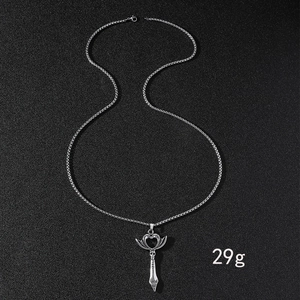 Détail de la chaîne box en acier inoxydable argenté avec pendentif cœur et épée