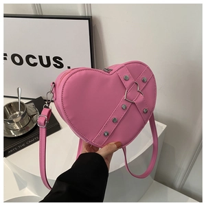 Vue détaillée du sac rose en forme de cœur avec clous et boucle décorative