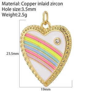 Dettaglio pendente a cuore con smalto arcobaleno, zircone e dimensioni del prodotto
