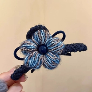 Pince à cheveux fleurie en tricot fait main bleu marine avec détail de perles