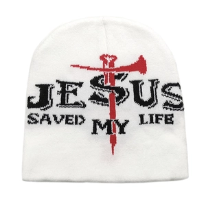 Berretto in maglia bianco con croce rossa e testo Jesus Saved My Life, vista piatta