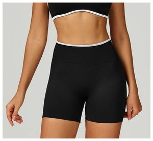 Dettaglio degli shorts da yoga senza cuciture a vita alta con bordo a contrasto e costine