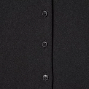 Haut noir élégant à col en V, taille cintrée avec boutons et texture de tissu fine