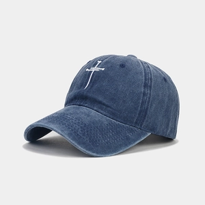Detailansicht einer gewaschenen blauen Baumwoll-Basecap mit gesticktem Kreuznagel-Motiv
