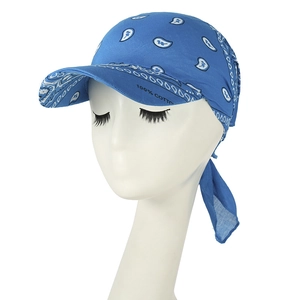 Dettaglio dell'etichetta 100% cotone sul berretto bandana paisley blu navy con laccetti