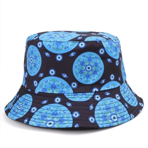 Dettaglio della stampa evil eye e mandala su un cappello a secchiello double-face in cotone