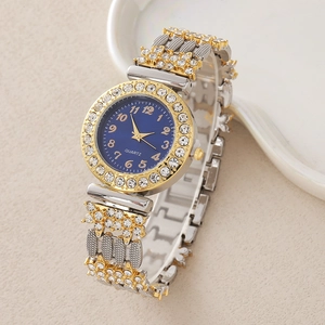 Gros plan d'une montre à quartz bicolore pour femme avec un cadran en pierre bleu marine