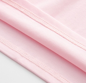 Vue détaillée du tissu en coton tricoté rose de haute qualité avec double couture nette