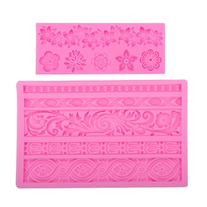 Vue détaillée du moule en silicone rose avec reliefs floraux et textures de perles