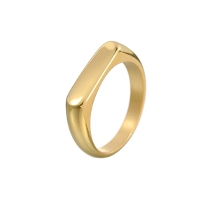 Detaillierte Makroansicht eines minimalistischen 5mm polierten Edelstahlrings in Gold