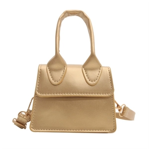 Detailansicht der goldenen Mini-Handtasche mit Metallic-Finish und verstellbarem Riemen