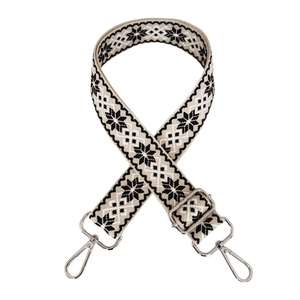 Dettaglio della tracolla in tessuto jacquard etnico con moschettoni in metallo argento