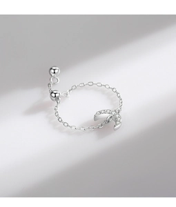 Dettaglio anello luna in argento S925 con micro-cristalli incastonati e catenina