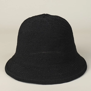 Gros plan d'un chapeau bob en tricot noir respirant montrant la texture détaillée du tissu